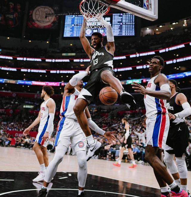 西亚卡姆回归赛场，出色防守首场状态亮眼，快船观众沸腾！(篮球国际规则有防守三秒吗)